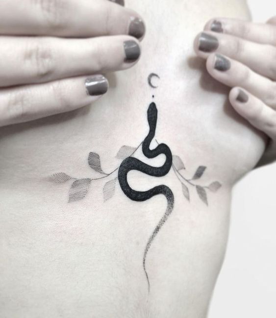 tattoo con rắn ở giữa ngực