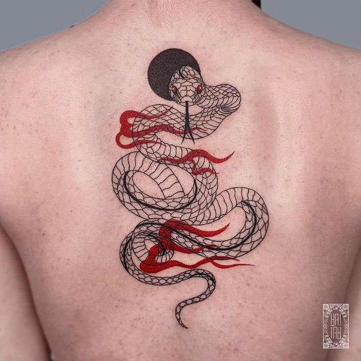 tattoo con rắn ở sau lưng cực chiến