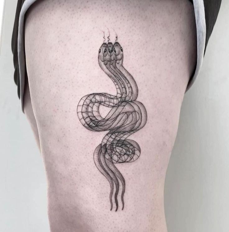 tattoo con rắn phong cách mờ ảo